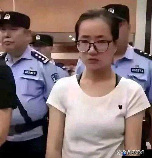 选了戴蝴蝶面具的妈妈背后竟然是她：这令人意想不到的真相